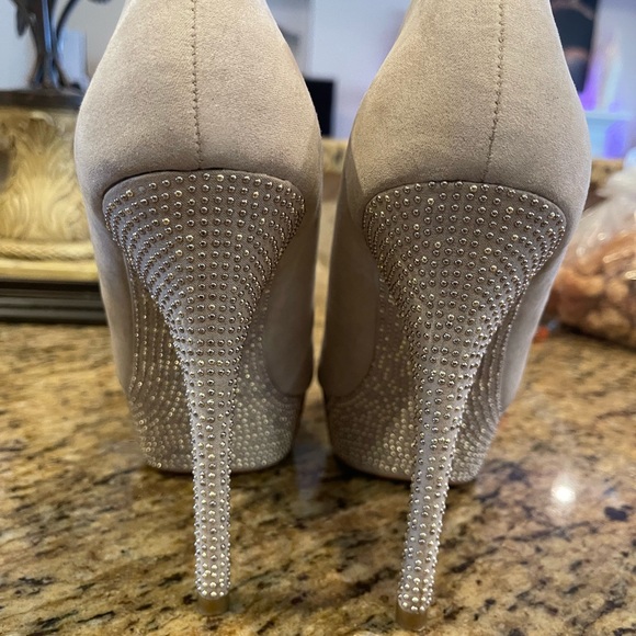 Aldo Bling cream platform heels.  Size 11 - Picture 2 of 12